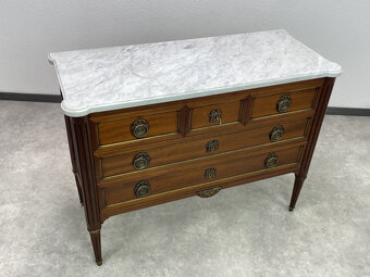 Masívna šuplíková komoda s mramorom - 7