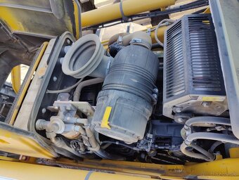 Komatsu WB93R-8 - 7