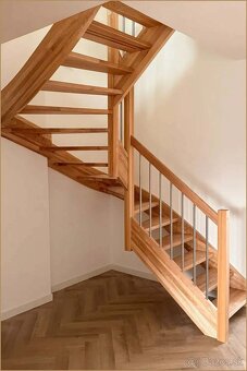 Samonosné drevené schody so zábradlím - 7