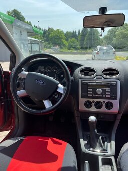🔴 FORD FOCUS 1.6i – spoľahlivý benzínový hatchback - 7