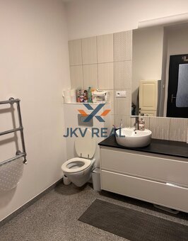 Slnečný kompletne zrekonštruovaný 3-izbový byt v centre Popr - 7