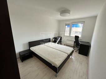 Priestranný 2-izbový byt s veľkým balkónom a parkovacím... - 7