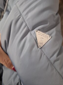 Guess bunda s opaskom,kapucňou a huňatou kožušinou - 7
