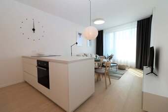 PRENÁJOM- krásny 2i byt s výhľadom na hrad v projekte SKY PA - 7
