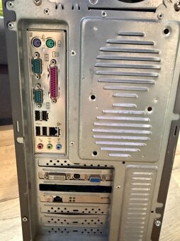 Stolový počítač s Windows XP – ideálny pre staršie programy - 7