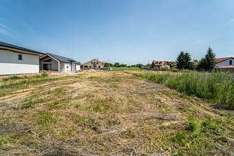 Rovinatý pozemok v dedinke Cestice - 7