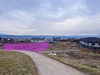 slnečný stavebný pozemok Badín - Na Dielnici s projektom RD - 7