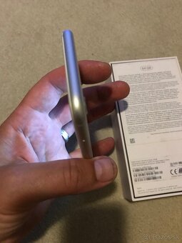 Predám iPhone 8 64gb. - 7