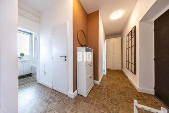 2 IZBOVÝ BYT NA KARADŽIČOVEJ V IKONICKEJ BYTOVKE S PERFEKTNÝ - 7