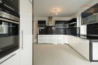 PREDAJ: 15 ročný rodinný dom - bungalov s veľkým pozemkom, P - 7