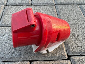 Predám rôzne typy zásuviek 16A-32A 2€/kus Pozri ďalšie moje - 7