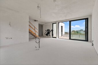 Nadštandardná 4- izbová terasová vila na Kolibe s krásnym vý - 7