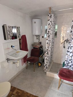 Lukratívny Pozemok 512m² s Murovanou Chatou v Rači pod Lesom - 7