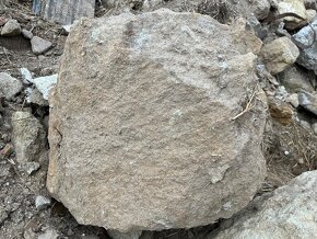 Ručne kresané staré kamene - 7
