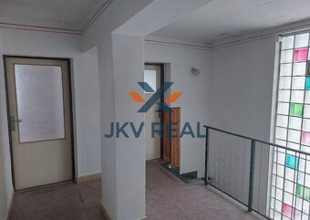 5 izbový rodinný dom s veľkým pozemkom a garážou - 7