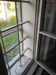 Staré okná s mrežami - 7