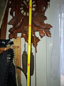 Predám funkčné starožitné kukučkové hodiny drevorezba 50cm x - 7