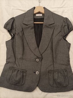 Šedí, lesklý dámsky kostým - 7