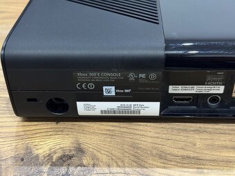 Samostatná herná konzola XBOX 360E 4GB na opravu / diely - 7