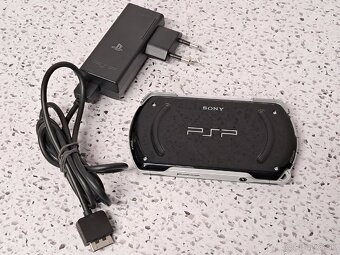 PSP GO (PSP-N1004) + ADAPTER (PLAYSTATION PORTABLE) - 7