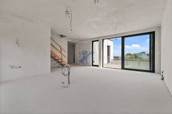 Nadštandardná 4- izbová terasová vila na Kolibe s krásnym vý - 7