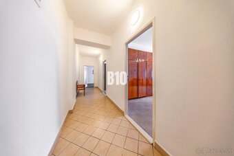 KRÍŽNA: VEĽKORYSÝ 4-IZBOVÝ BYT S RETRO ŠARMOM BLÍZKO CENTRA - 7