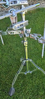 Stojany na mikrofóny, svetla, mix pulty, noty atď. - 7