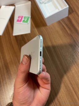 iPhone 8 64GB Silver - 7