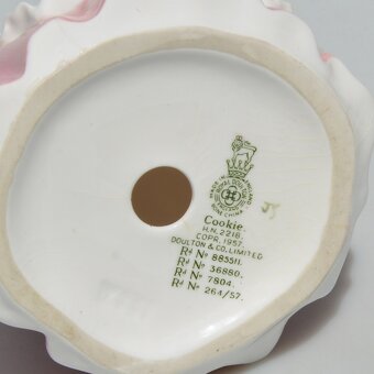 Royal Doulton - Starožitná soška Dievčatko pečie koláč - 7