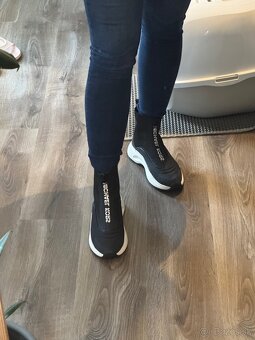 Michael Kors Dara ZIP Bootie - 7