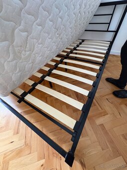 Predám čiernu kovovú posteľ 180x200 - 7