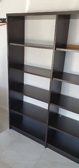 Predám 2ks drevené tmavo hnedé regále do obchodu - 7