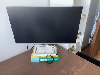 Monitor, stolička, polica - 7
