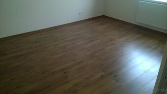 Montáž oblozkových zárubni a pokladka podlahy - 7