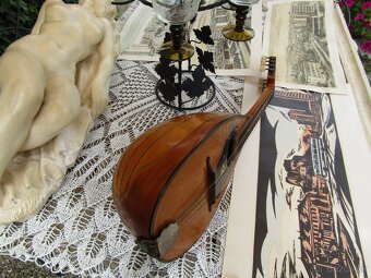 grafiky Levíc, mandolína, socha, vínna sada - 7