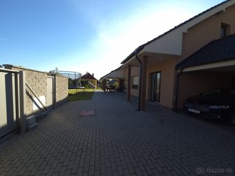 Ponúkame na predaj veľký luxusný RD kúsok od Trenčína - 7