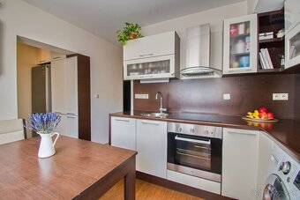 PREDAJ:3 izbový byt s garážou a záhradkou, blízko centra mes - 7