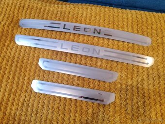 Prahové lišty SEAT s napisom LEON a napisom FR - 7