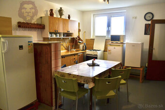 NA PREDAJ RODINNÝ DOM SO SAMOSTATNOU UBYTOVŇOU V OBCI ZAVAR - 7