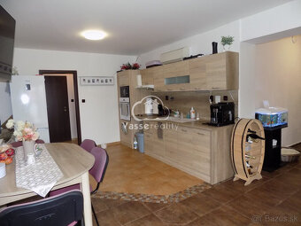 Dom s 2 apartmánmi a pozemkami na stavbu domu v Štúrove   . - 7