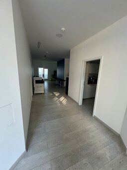 NA PREDAJ - Obchodný/Kancelársky priestor - Bratislava - 7