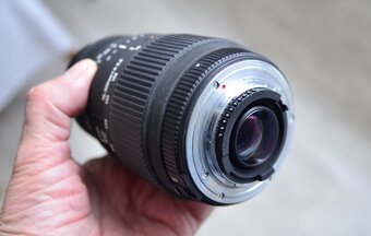 Nikon D5000 + Objektív Sigma 70-300 DG .makro Pre Nikon - 7
