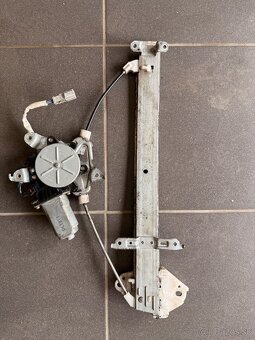 Predám ND na ľavé zadné dvere – Honda Jazz 2002 - 2008 - 7
