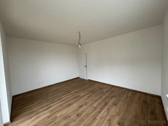 Priestranný 3i byt s balkónom a kobkou - Radvaň - 7