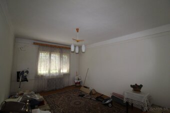 Priestranný poschodový rodinný dom priamo v centre Kolárova - 7