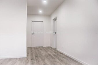 Predám zrekonštruovaný 3-izbový byt v Bánovciach n/B - 7