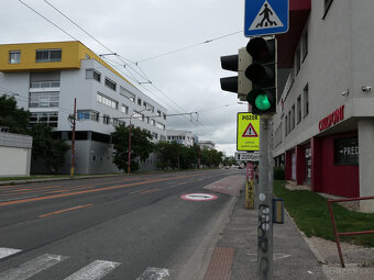 Predaj - obchodný priestorna prízemí o výmere 82,64 m2, Brat - 7