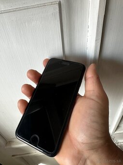 Apple iPhone SE 2020 - 7