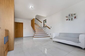 | Veľkorysý 8-izbový rodinný dom s bazénom na Zvončekovej ul - 7