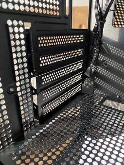 🖥️ PC skrinka – Zalman P10 Black - 7